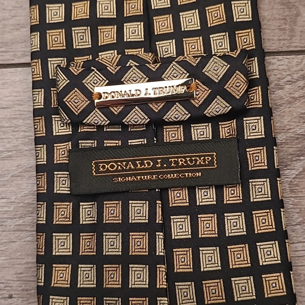 DONALD TRUMP Signature Collection Metallic Black Gold Square Mens‎ Silk Tie